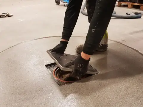 Yttec-mont&ouml;r gl&auml;ttar ut ett nylagat parti i ett betonggolv