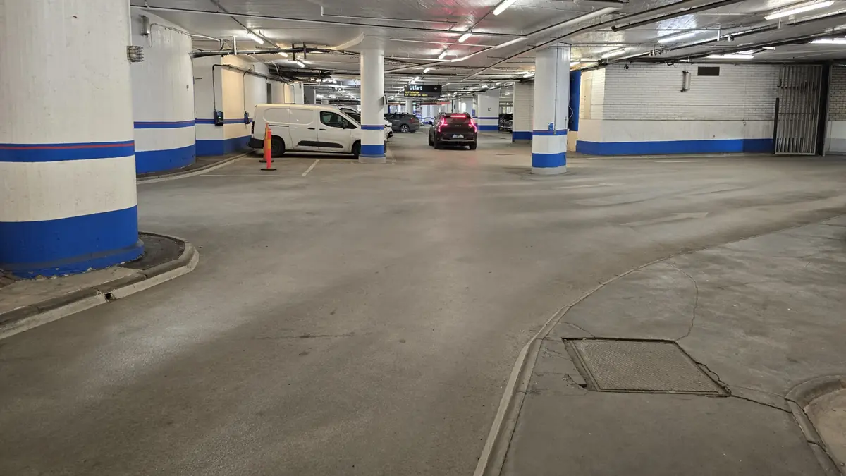Parkeringsdäck i drift några år efter renoveringen, med jämn yta och synliga avvattningspunkter