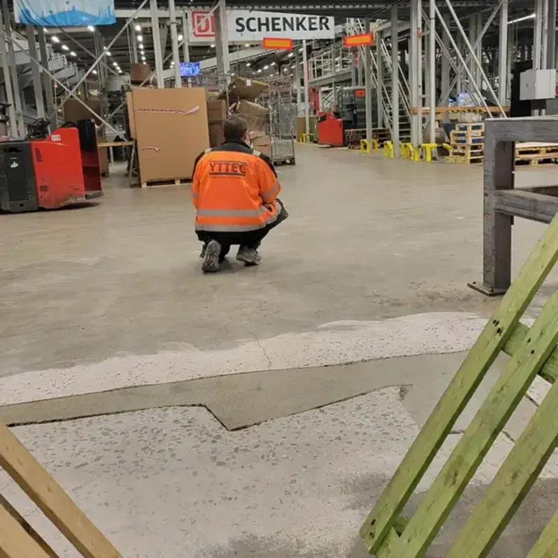 Yttec-montör arbetar med underlaget innan den nya beläggningen läggs