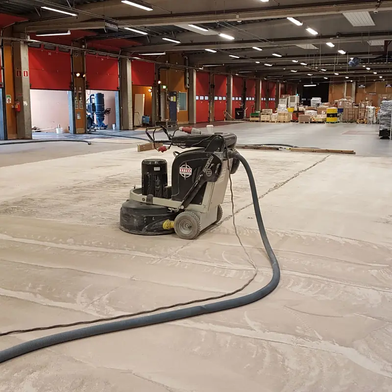 Golvslipning i en tom lagerhall