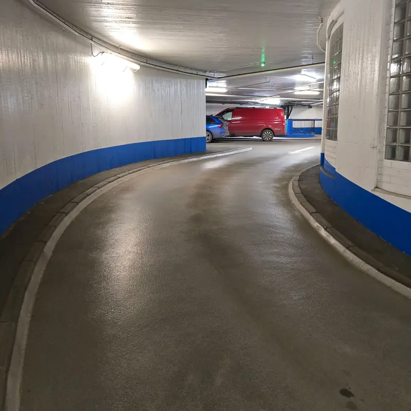 Nedfartsramp i ett parkeringshus med nylagd yta