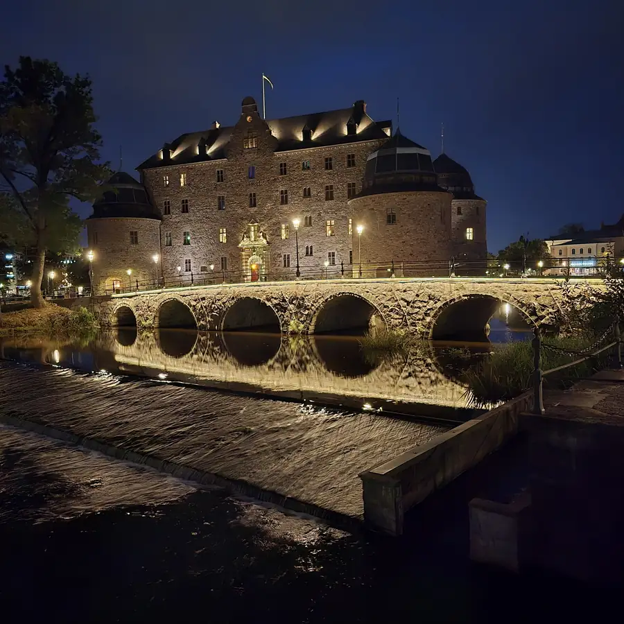 Örebro slott upplyst i skymningen