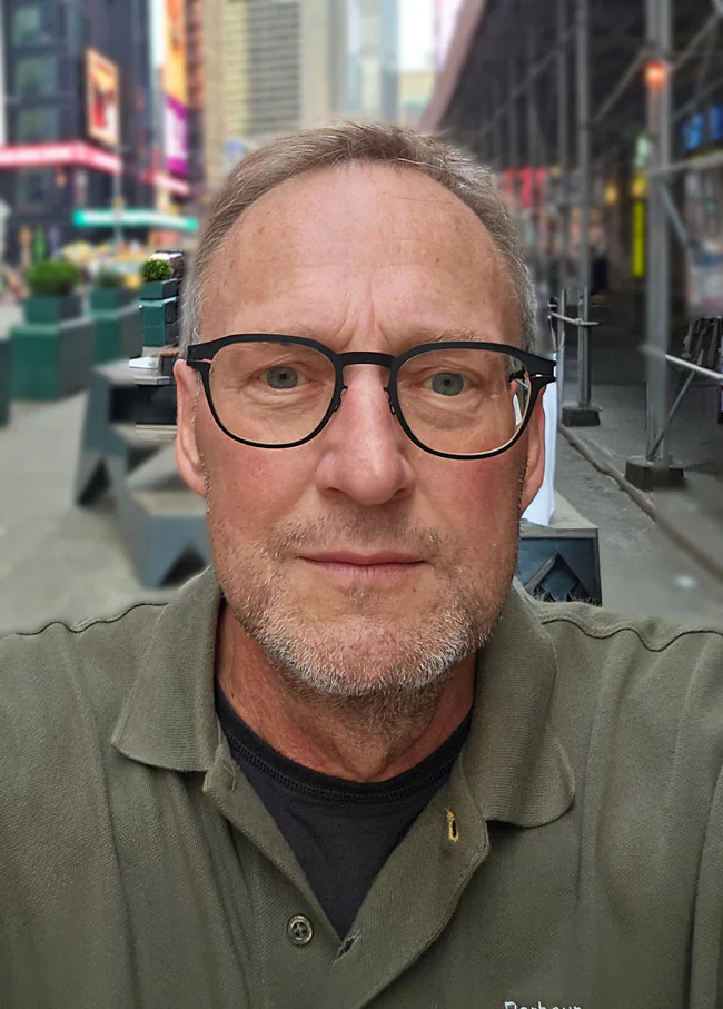 Hans Palmborg, teknisk chef på Yttec, i ett lager