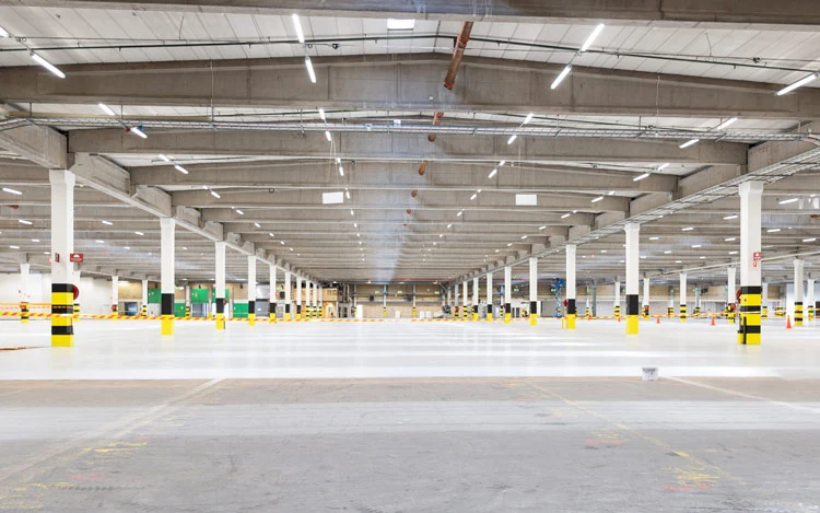 Färdigbehandlat logistikgolv med blank, tät och slitstark yta
